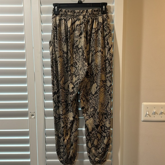 Snake skin print elastic waisted joggers with pockets. Size S - Picture 4 of 4